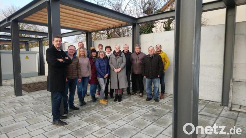 Die SPD-Mitglieder am neu gestalteten Dorfplatz. Bild: Karin Lay