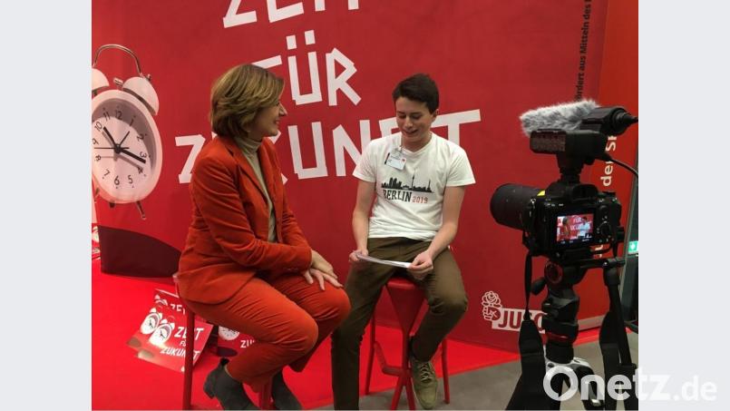 Ein roter Hosenanzug vor roter Wand ist zwar optisch nicht sehr vorteilhaft, das tat dem Interview von AufReger-Chefredakteur Lukas Plößl mit Malu Dreyer, der Ministerpräsidentin von Rheinland-Pfalz, aber keinen Abbruch. Bild: Lukas Plößl