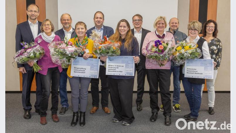 Mit den Betriebsräten Annke Gräbner und Wolfgang Drechsler übergaben Siemens-Standortleiter Michael Braunreuther (hinten von rechts) und Bernhard Rupprecht (links) die Schecks an (von links) Ursula und Jost Hess, Sieglinde Hübner, Holger Hassel, Sonja Oleson, Hildegard Haupt und Elke Lauterbach. Bild: hwk