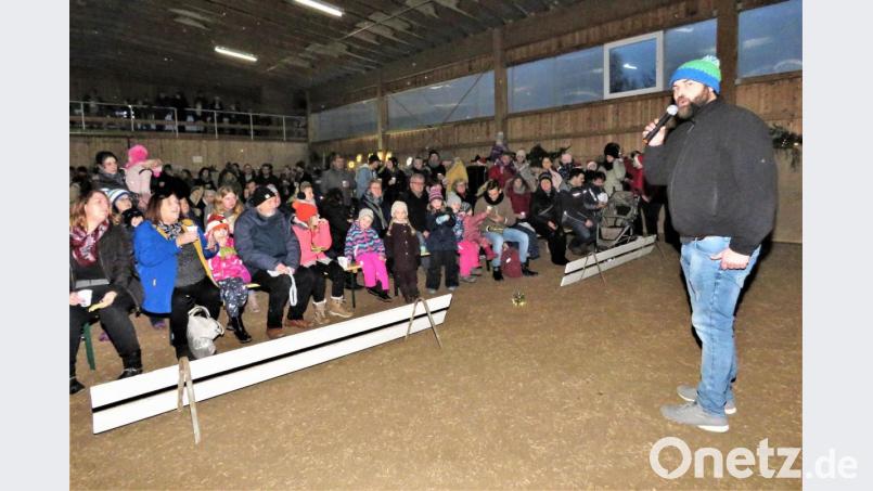 Jürgen Steinhauer begrüßte in der Reithalle über 200 Gäste. Bild: ubb