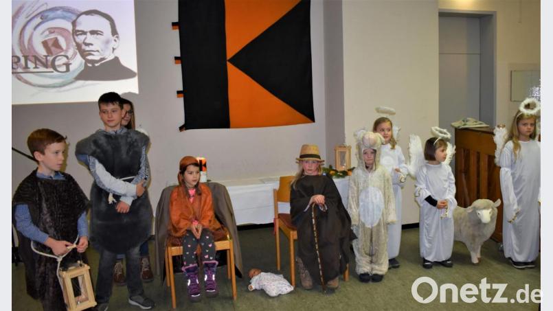 Mitglieder des Kolping-Kinder-Chores gestalten die Adventsgeschichte. Bild: rgr