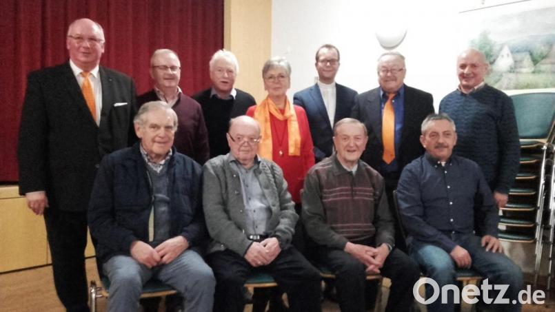 Ehrungen bei der Kolpingsfamilie. Unter anderem für (sitzend von links): Arno Haas, Richard Weigl, Willi Meister und Bernhard Strobl. Dahinter (von links) der Vorstand: Zweiter Vorsitzender Michael Koller, Schriftführer Michael Hochholdinger, Kassier Franz Donhauser, Beisitzerin Angelika Veit, Präses Stadtpfarrer Thomas Helm, Vorsitzender Herbert Eckl und Beisitzer Martin Strobl. Bild: Koller/exb