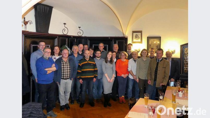 2019 wurde im Naturpark Steinwald viel geleistet. Ohne die ehrenamtliche Mithilfe wäre die Arbeit nicht zu bewältigen gewesen. Vorsitzender Eberhard Freiherr von Gemmingen-Hornberg (Zweiter von rechts) und Geschäftsführer Ernst Tippmann (Fünfter von links) dankten den Referenten, Rangern, freiwilligen Helfern und Hobbyfotografen für ihre breite Unterstützung. Bild: bsc