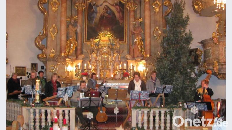 Die OWV-Hackbrettgruppe unter Leitung von Cornelia Gurdan lässt die überaus zahlreichen Zuhörer den &quot;Zauber des Advents&quot; spüren . Bild: sei