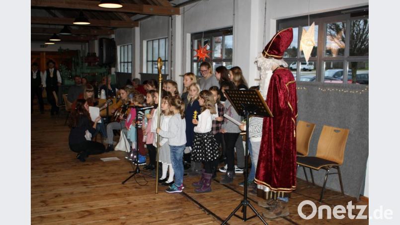Krippenspiel, Lieder und Gedichte: Dafür und für viele freudespendende Auftritte erhält die Trabitzer Trachtenjugend auch vom Nikolaus ein dickes Lob. Bild: bjp