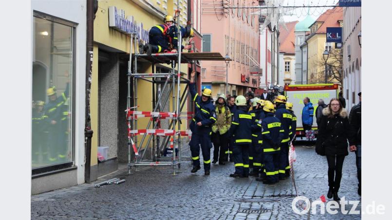 Weil ein Teil der Fassade über dem Eingang der Buchhandlung Rupprecht abgebröckelt ist, baute das Technische Hilfswerk am Samstag eine provisorische Überdachung zum Schutz der Passanten. Bild: dwi
