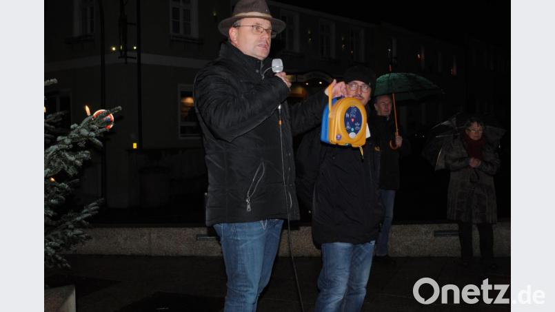 Bürgermeister Karlheinz Budnik verspricht, dass die Stadt Windischeschenbach für die Wartung des neuen Defibrillators aufkommen werde und dankt den großzügigen Spendern Bild: gag