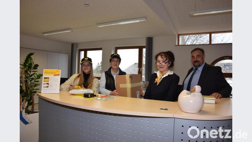 Seit Montag gibt es einen DHL-Paketshop im Rathaus - vorübergehend, wie Bürgermeister Josef Beimler (rechts) erwähnt. Die Mitarbeiterinnen der Gemeindeverwaltung, Anna-Lena Bojer und Petra Reil (von links) übernehmen die zusätzlichen Arbeiten. Renate Trinkmann (Vertriebsmanagerin, 2.v.rechts) wünscht den beiden viel Erfolg. Bild: fla