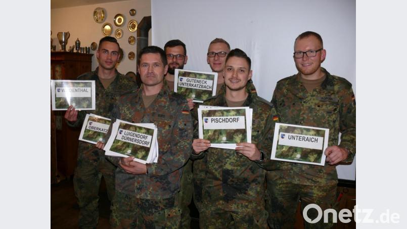 Bundeswehrangehörige warben für eine gute Zusammenarbeit bei der Übung, die im Mai im Gutenecker Gemeindegebiet läuft. Bild: ga