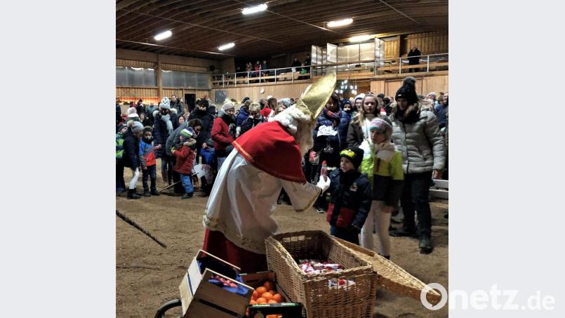Der Nikolaus verteilte Leckereien. Bild: ubb