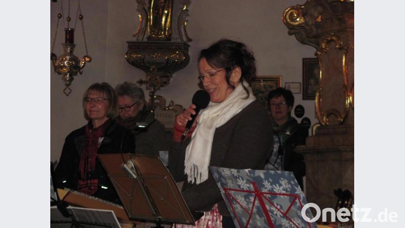 Leiterin Cornelia Gurdan hat zum Musikprogramm passende Texte zur Adventszeit parat. Bild: sei