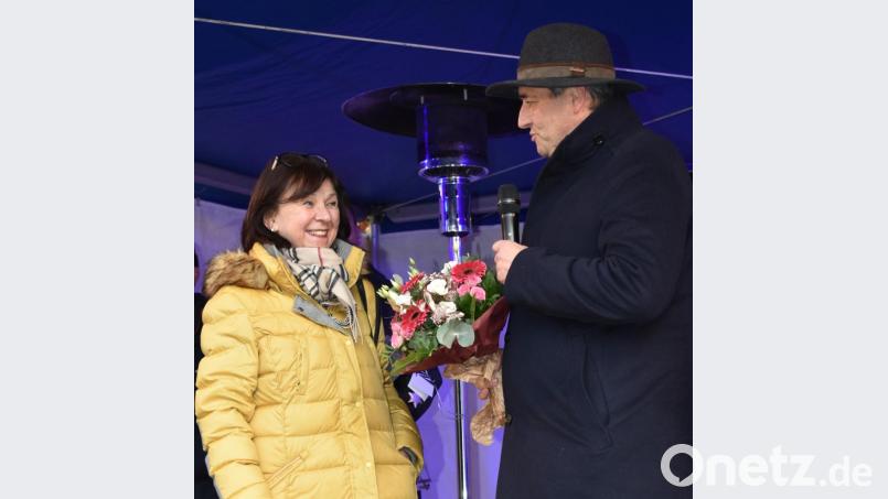 Blumen als Dankeschön überreicht Bürgermeister Edgar Knobloch an Christl Mößbauer. Bild: rgr