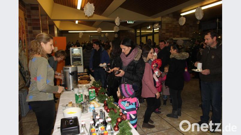 Der Elternbeirat hier die zweite Vorsitzende Maria Delling sorgte wieder für das leibliche Wohl der Besucher im Weihnachtsmarktcafé. Bild: ral