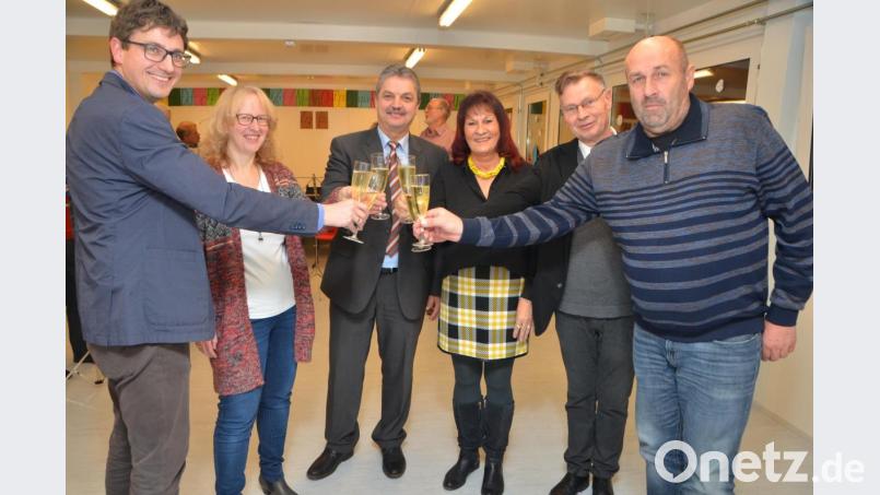 Die neue Containeranlage auf dem Areal des Evangelischen Haus für Kinder wurde nun offiziell eröffnet. Auf den gelungenen Bau innerhalb kürzester Zeit stießen von links Uli Münchmeier, Anke Mittelmeier, Bürgermeister Andreas Wutzlhofer, Ilona Schlesinger, Stadtpfarrer Dieter Schinke und Außendienstleiter Karl Frey an. Letzerer erhielt viel Lob für die Spitzenleistung mit seinem Bauhofteam. Bild: dob
