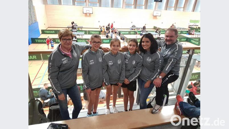 Unser Bild zeigt von links: Trainerin Roswitha Roth, Emily Sischka, Emilia Schönfelder, Saskia Sacher, Trainerin Christina Stock-Schönfelder und Betreuer Gerald Sacher. Bild: gsr