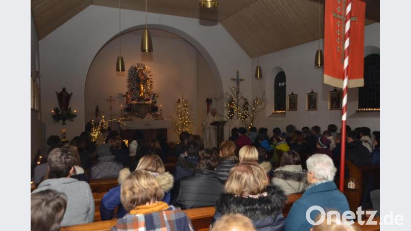 Die schmucke Dorfkirche wurde zum Patrozinium &quot;Maria Immaculata&quot; nur mit Kerzenlicht erhellt. Pfarrer Gerhard Schmidt freute sich darüber ganz besonders und bedankte sich bei den Frauen für dieses Erlebnis. Bild: dob