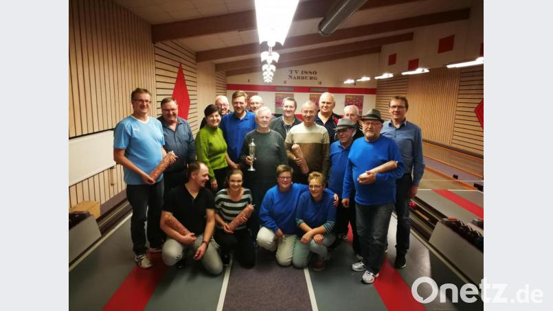 Beim gelungenen Patenschaftskegeln der SKK Nabburg, Auerbachtal und Nabburg wurde der Wanderpokal zum zehnten Mal ausgespielt. Das Bild zeigt einen Teil der drei Mannschaften. Bild: ga