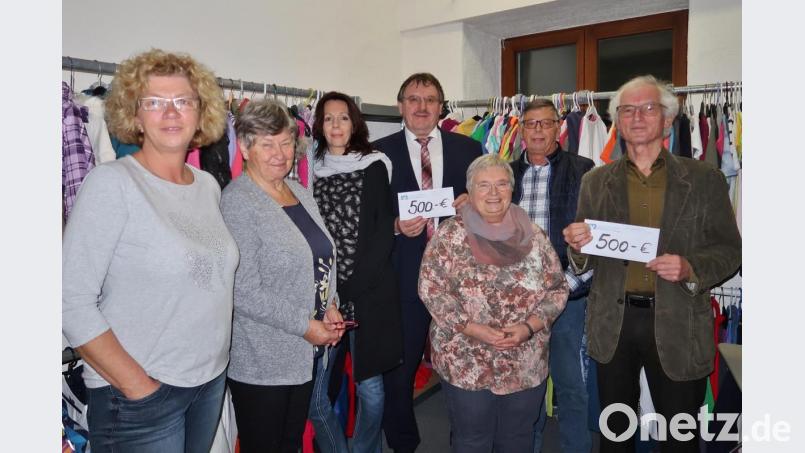 Die Spitalstiftung Vilseck und die Amberger Tafel erhalten aus dem Erlös der Kleiderkammer jeweils 500 Euro für Bedürftige (von links): Gudrun Quarder, Gisela Rippl, Nicole Kredler und Leni Gebhardt, Mitarbeiterinnen der Kleiderkammer, (hinten) Bürgermeister Hans-Martin Schertl, Kleiderkammer-Leiter Erich Gebhardt und Tafel-Vorsitzender Bernhard Saurenbach. Bild: rha