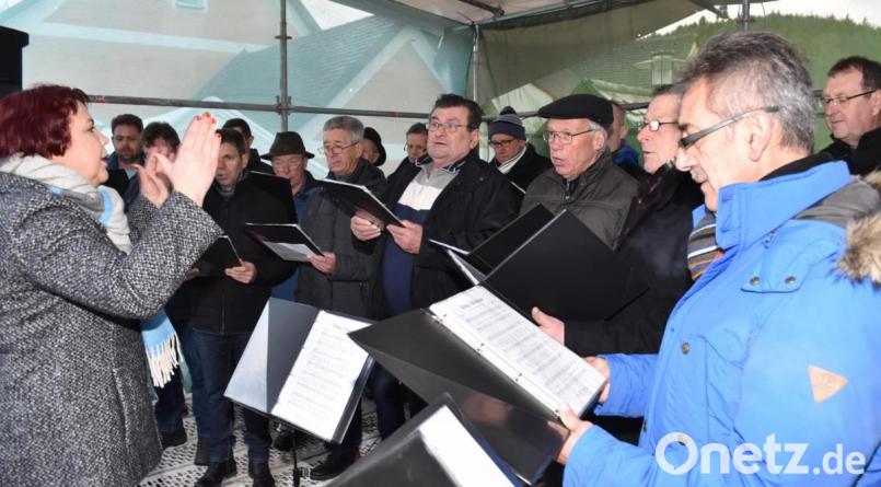 Bekannte Weihnachtslieder brachte der Männergesangverein, unter der Leitung von Schanna Ibler, zu Gehör. Bild: no