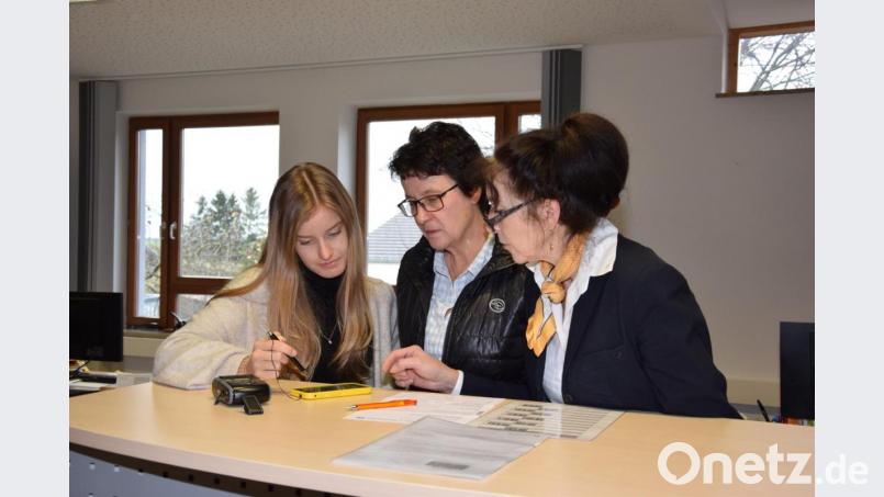 Anna-Lena Bojer und Petra Reil bekommen eine Einweisung von Renate Trinkmann (von links) zum Umgang mit dem Scanner. Bild: fla
