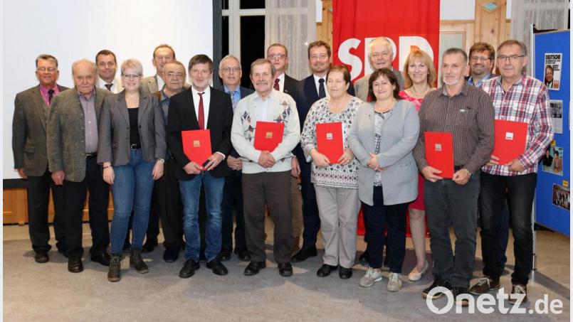 Ehrungen bei der Freudenberger SPD zum 50-jährigen Bestehen des Ortsvereins (von links): Ex-Landrat Armin Nentwig, Ex-Kreisvorsitzender Sepp Donhauser, SPD-Kreisvorsitzender Uwe Bergmann, Kümmerbrucks SPD-Bürgermeisterkandidatin Lisa Hartinger, Bezirksrat Richard Gaßner, Hans Binner, Gerhard Dotzler, SPD-Kreistagsfraktionsvorsitzender Winfried Franz, Martin Binner, Ortsvereinsvorsitzender Andreas Koch, Bundestagsabgeordneter Uli Grötsch, Maria Binner, Ex-Landtagsabgeordneter Reinhold Strobl, Bundestagsabgeordnete Marianne Schieder, stellvertretende Landrätin Brigitte Bachmann, Eberhard Demleitner, stellvertretender SPD-Unterbezirksvorsitzender Johannes Foitzik und Rudolf Ascher. Bild: Rolf-Dieter Reichert