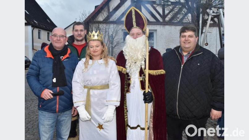 Über den guten Besuch bei der Dorfweihnacht freuen sich (von links) die Hauptorganisatoren Thomas Dirler und Mathias Dürgner, Christkind Lea Bleisteiner, Nikolaus Henner Wasmuth und Bürgermeister Dieter Dehling. Bild: no