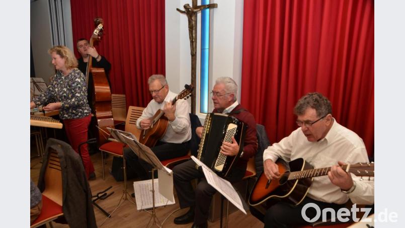 Die Sitzweilgruppe Miesbrunn versteht die Zuhörer mit alpenländischen Stückln in den Bann zu ziehen. Bild: dob