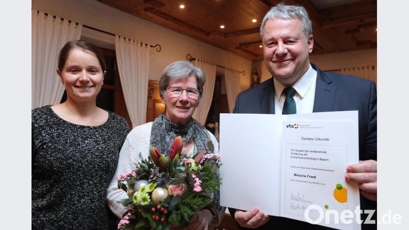 Marjorie Friedl (Mitte) mit VHS-Leiterin Julia Wolfsteiner und Landrat Richard Reisinger. Bild: Wolfgang Steinbacher