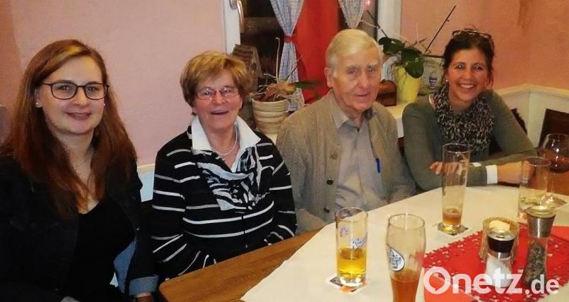 Bei der Abschlusssitzung geben auch die Beauftragten der einzelnen Bereiche ihre Berichte ab. Die Einladung zum gemeinsamen Essen gehört selbstverständlich dazu. Von links: Jugendbeauftragte Maria König, Seniorenbeauftragte Waltraud Sticht, Bürgermeister Ludwig König und Familienbeauftragte Michaela Schmidt in der Dorfschänke in Fuhrmannsreuth. Bild: ld