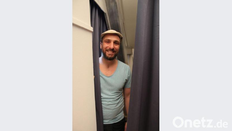 Keine Tür, sondern ein Vorhang - Puppenspieler Michael Pöllmann im Oberpfälzer Künstlerhaus vor dem Eingang zur Bühne. Bild: m