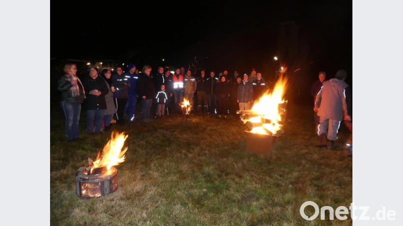 Mehrere kleine Mahnfeuer erhellen neben der B 470 die Dunkelheit. Bild: rn