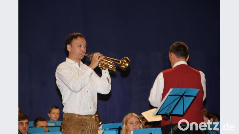Romantisch wurde es für die Gäste des Abends mit dem Konzert für Trompete in f-Moll von Oskar Böhme. Bei dem Werk in drei Sätzen glänzte als Solist der Ursensollener Georg Birner, ein ehemaliges Mitglied der Musikkapelle (links). Bild: ads