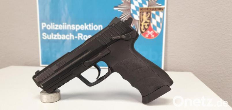 Diese Nachbildung einer Pistole der Marke Heckler und Koch sieht täuschend echt aus. Mit ihr können aber nur Softair-Kügelchen verschossen werden. Bild: Polizei