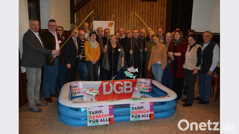 Delegierte aus der Oberpfalz trafen sich zu einer zweitägigen DGB-Klausurtagung in Konnersreuth. Regionssekretär Peter Hofmann, DGB-Kreisvorsitzender Klaus Schuster, der Konnersreuther Bürgermeister Max Bindl, sowie der Oberpfälzer DGB-Geschäftsführer Christian Dietl (Mitte) hatten dabei viele aktuelle Themen an der Angel. Bild: jr