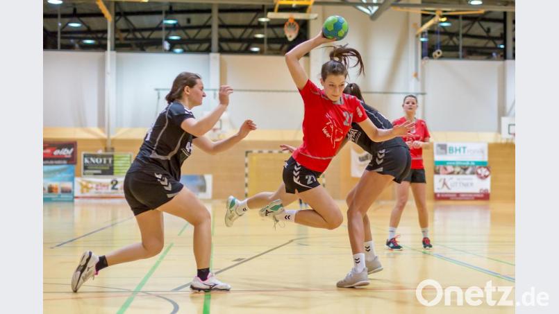 Sophie Last war mit 10 Treffern erfolgreichste Werferin der HV-Damen beim klaren 32:20 Erfolg gegen den TV Altdorf. Bild: Günter Uschold (gud)