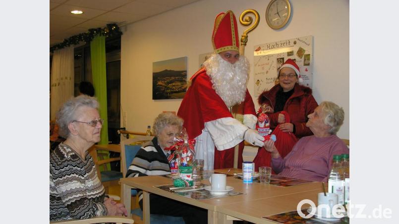 Der heilige Nikolaus besuchte die Senioren in der Einrichtung und übergab ihnen kleine Geschenke. Bild: öt