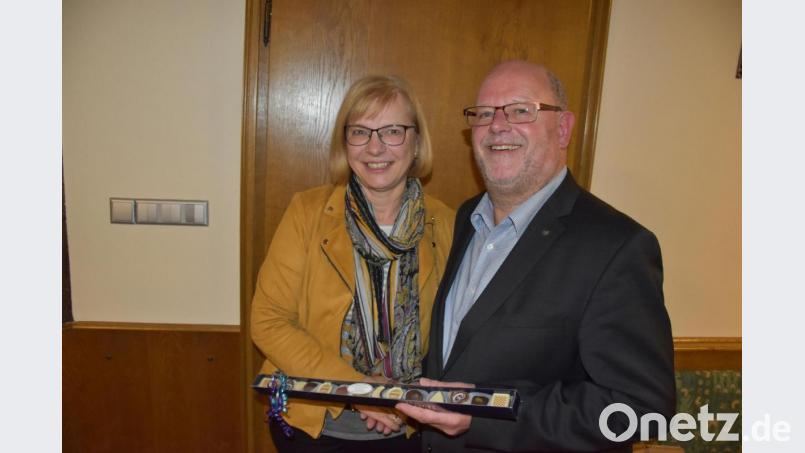 BLLV-Kreisvorsitzende Ortrud Sperl bedankte sich bei Sozialreferent Arthur Schriml. Bild: amö