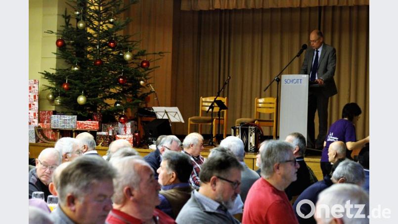 Standortleiter Stefan Rosner (am Rednerpult) gibt tiefe Einblicke in die aktuelle Entwicklung von Schott. Bild: Schott AG/exb