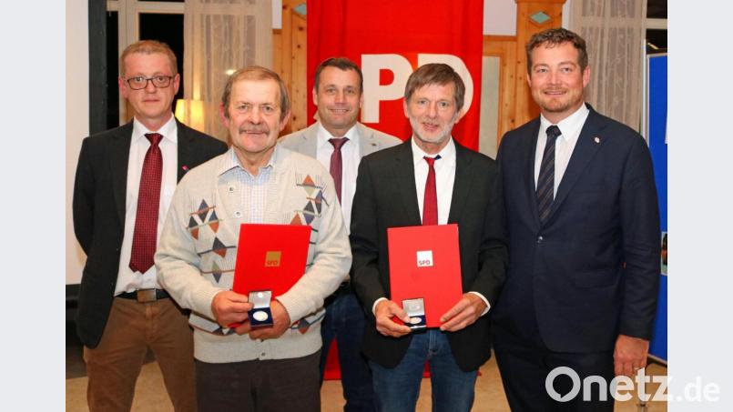 Die beiden neuen Willy-Brandt-Medaillen-Träger (von links): Ortsvorsitzender Andreas Koch, Martin Binner, Kreisvorsitzender Uwe Bergmann, Gerhard Dotzler, Festredner und Bundestagsabgeordneter sowie Generalsekretär der BayernSPD Uli Grötsch. Bild: Rolf-Dieter Reichert