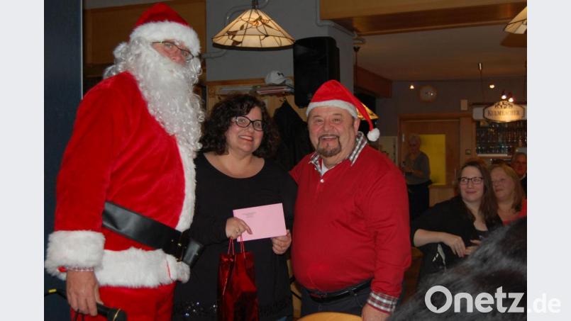 Star des Abends ist Opernsängerin Catherine Winter. Hier mit Santa Claus James (links) und seinem Kollegen Norbert Fiedler. Bild: az