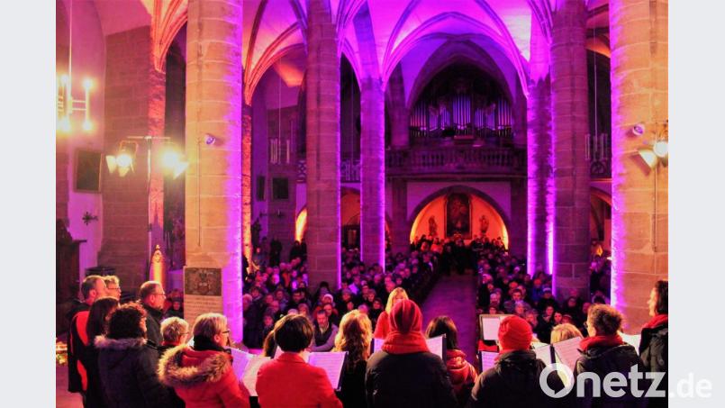 Die Illumination in der Stadtpfarrkirche verstärkte die Wirkung der Lieder des Kemnather Gospelchores „Just for Joy“ zum Abschluss des Candlelight Shopping. Bild: stg