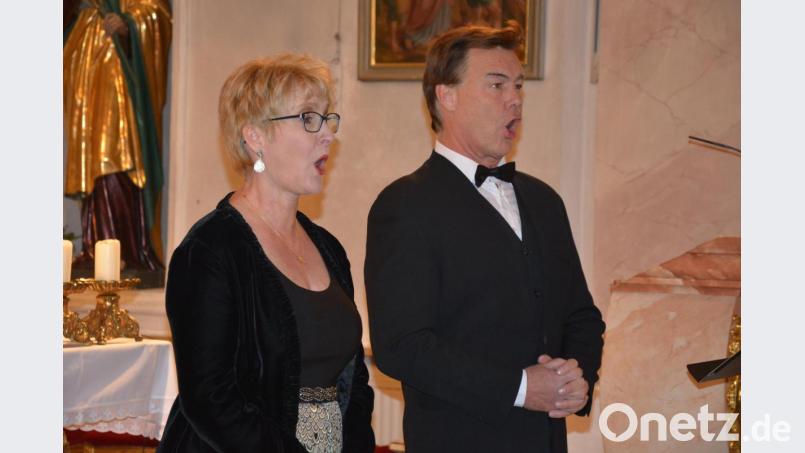 Volker Bengl und seine Schwester Ulrike Machill-Bengl gaben in der Konnersreuther Pfarrkirche ein Adventskonzert, das Herz und Seele gleichermaßen berührte. Der Tenor und die Sopranistin begeisterten erneut. Bild: jr