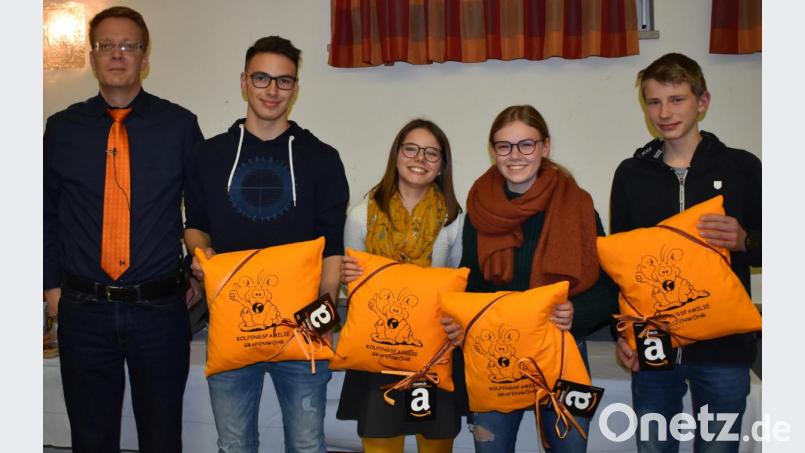 Kolping-Vorsitzender Andreas Greiner (von links) überreicht den Jugendlichen Florian Biersack, Hanna Krausch, Katharina Pappenberger und Johannes Pappenberger Kuschelkissen. Bild: rgr
