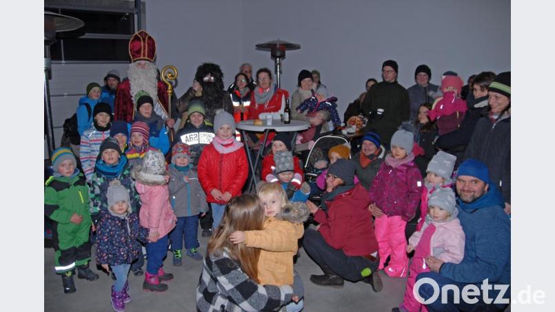 Viele Kinder folgen der Einladung der BRK-Bereitschaft Neustadt am Kulm zur Nikolausfeier. Bild: ow
