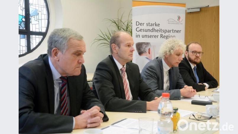 Betretene Gesichter: Bei einer Pressekonferenz erklärt der Vorstand der Kliniken Nordoberpfalz AG, Josef Götz (Zweiter von links), dass er sein Amt zur Verfügung stellt. Oberbürgermeister Kurt Seggewiß (von links) sowie die Landräte Wolfgang Lippert und Andreas Meier nehmen&#039;s zur Kenntnis.In einer Aufsichtsratssitzung am nächsten Dienstag wird Götz entlassen und ein neuer Interimsvorstand eingesetzt. So ist der Plan. Bild: Gabi Schönberger