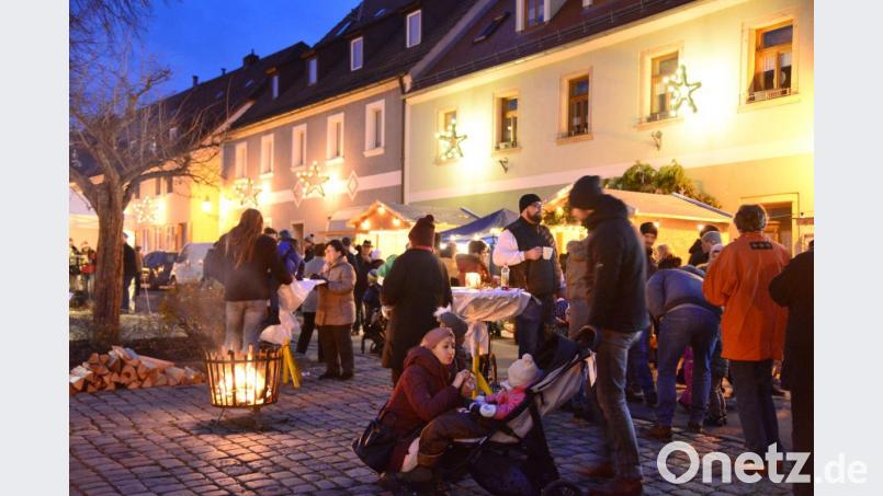 Die Sterne an den Hauswänden und offene Feuer sorgten für eine weihnachtliche Atmosphäre auf dem Marktplatz. Bild: bey