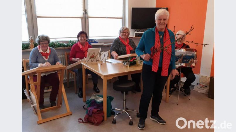 Die Leiterin der Klangbrettgruppe Hildegard Kohl (stehend) hatte Barbarazweige mitgebracht. Sie schilderte die Barbara-Legende und erinnerte daran, dass Barbara zusammen mit Margarete und Katharina zu den „drei heiligen Madln“ zählt - eine Tatsache, die einigen der Senioren sehr wohl bekannt war. Für musikalische Abwechslung sorgten die Klangbrett-Damen mit bekannten Advents- und Weihnachtsliedern. Bild: u