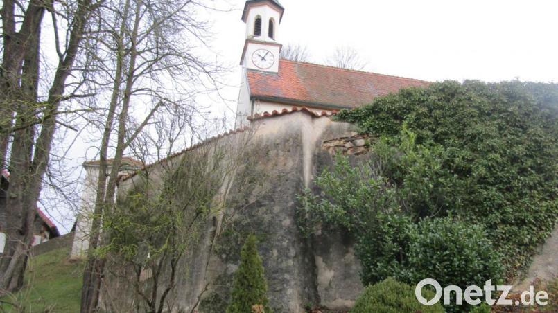 Für die Arbeiten an der sanierungsbedürftigen Kirchhofmauer in Gunzendorf stellt die Stadt Auerbach 5000 Euro bereit. Bild: sck