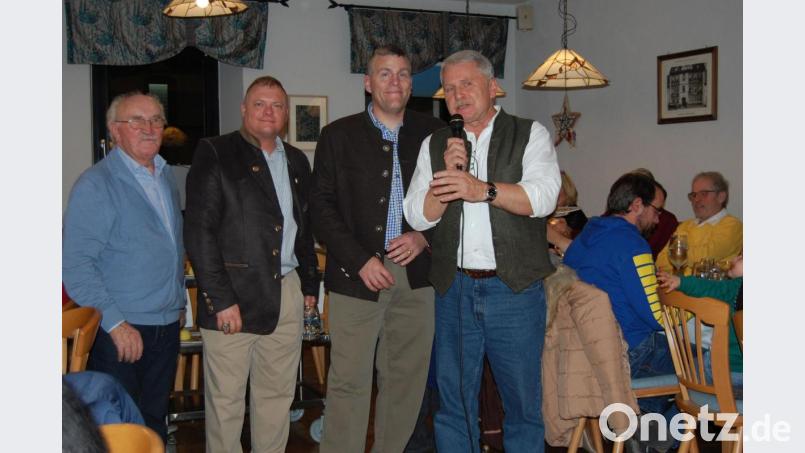Der zwar nur kurze Besuch ist getragen von großer Herzlichkeit. Präsident Walter Brunner (von links) begrüßt Sergeant Major Mike Sutterfield, Lageroberst Colonel Adam Boyd und Dolmetscher und Kontakt-Verbindungsmann Franz Zeilmann bei der Club-Feier. Bild: az