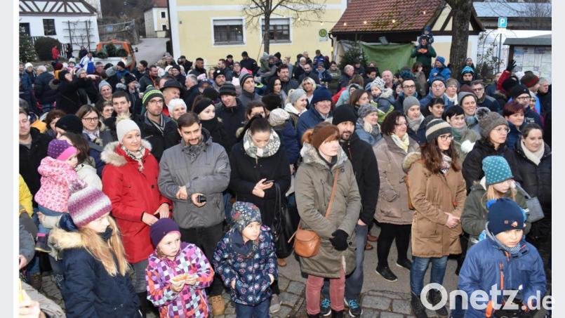 Dicht umlagert war die Bühne in der Ortsmitte beim Auftritt der Mädchen und Buben der Kindertagesstätte St.Vitus am Sonntagnachmittag. Bild: no